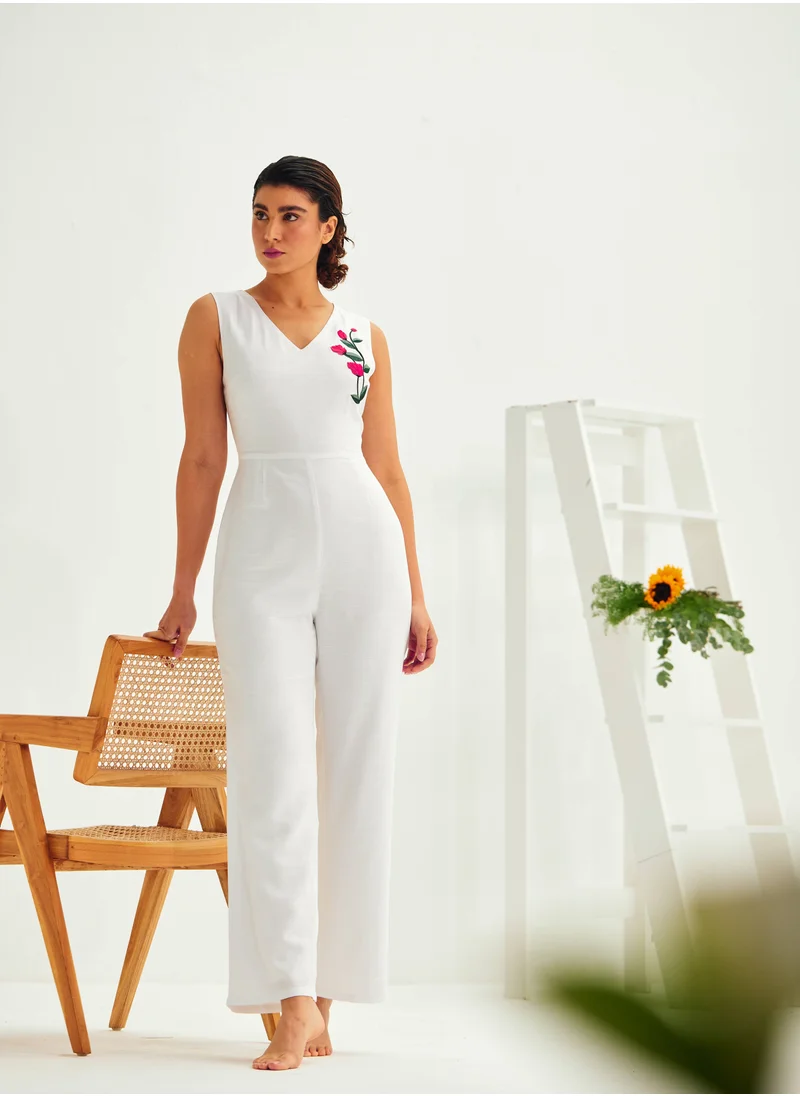أشيتا فرنانديز Ashita Fernandes Sierra White Linen Blend Ankle-Length Sleeveless Jumpsuit with Cute Flower Detailing – Retro Resort & Casual Summer Wear