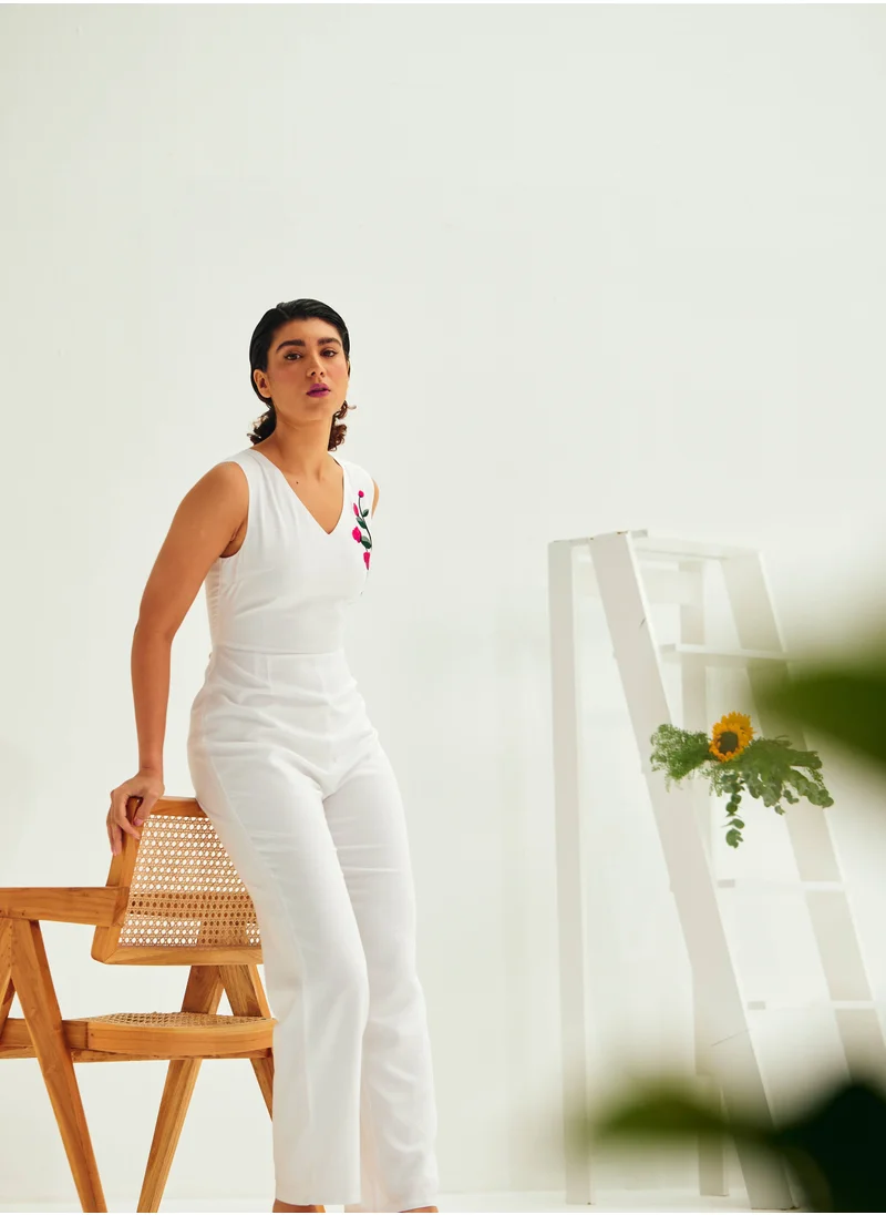 أشيتا فرنانديز Ashita Fernandes Sierra White Linen Blend Ankle-Length Sleeveless Jumpsuit with Cute Flower Detailing – Retro Resort & Casual Summer Wear
