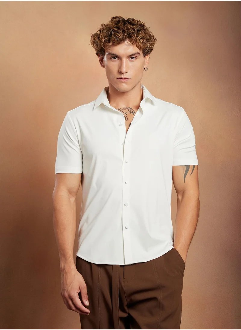 كامبوس سوترا Campus Sutra Men's Chalk White Seamless Solid Shirt For Casual Wear | Spread Collar | Short Regular Sleeves | Button Closure | Shirt Crafted With Comfort Fit For Everyday Wear
