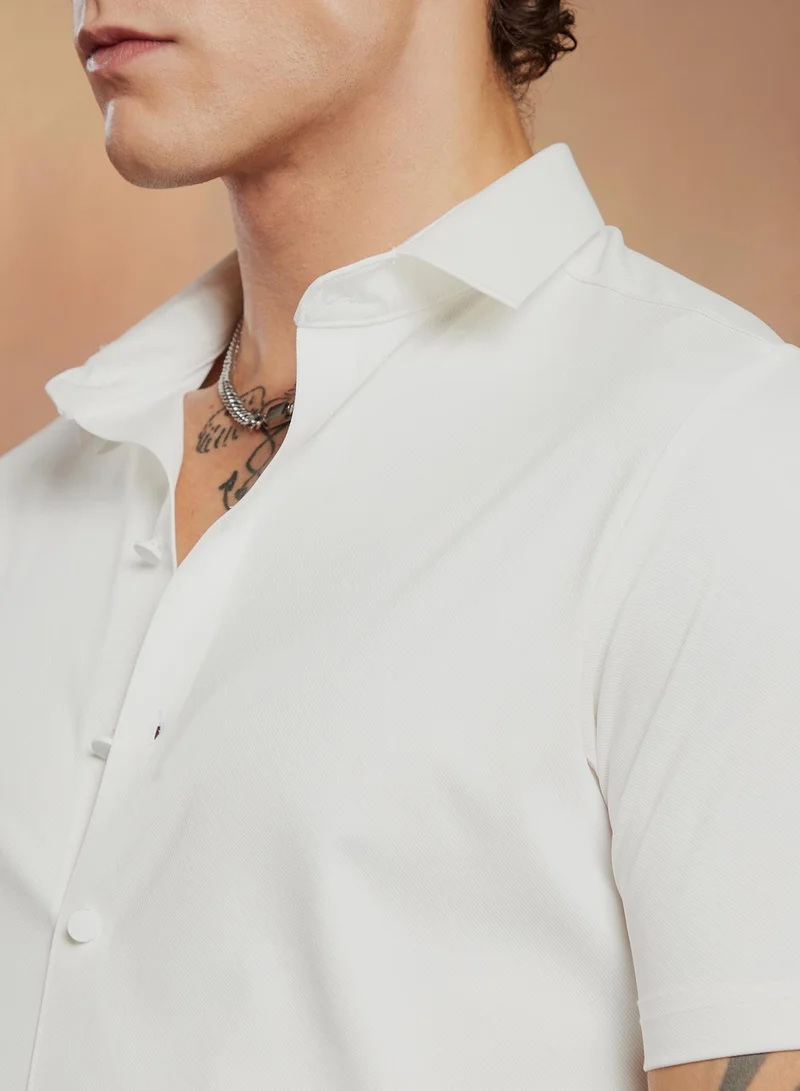 Campus Sutra Campus Sutra Men's Chalk White Seamless Solid Shirt For Casual Wear | Spread Collar | Short Regular Sleeves | Button Closure | Shirt Crafted With Comfort Fit For Everyday Wear