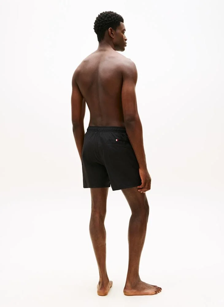 تومي هيلفيغر شورت سباحة متوسط الطول بشعار أصلي