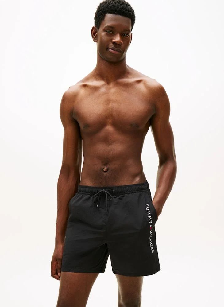 تومي هيلفيغر شورت سباحة متوسط الطول بشعار أصلي