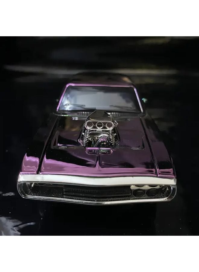 نموذج سيارة عضلات من العقدين 1960 و1970 باللون البنفسجي مقياس 1:32 مع أبواب متحركة ومحرك كرومي تحت غطاء المحرك - Image 2