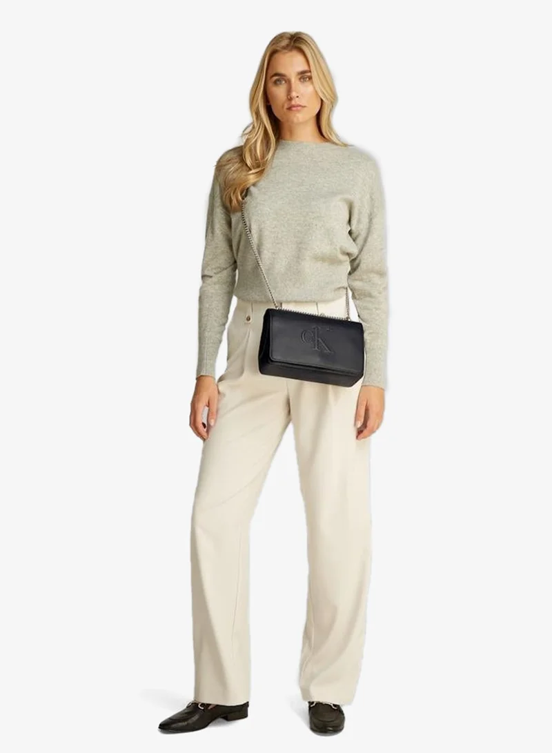 كالفن كلاين جينز حقيبة كتف بتفاصيل سلسلة وشعار