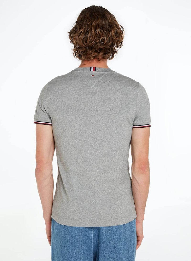 تومي هيلفيغر تيشيرت مزين بالشعار للرجال من القطن، رمادي - Image 3