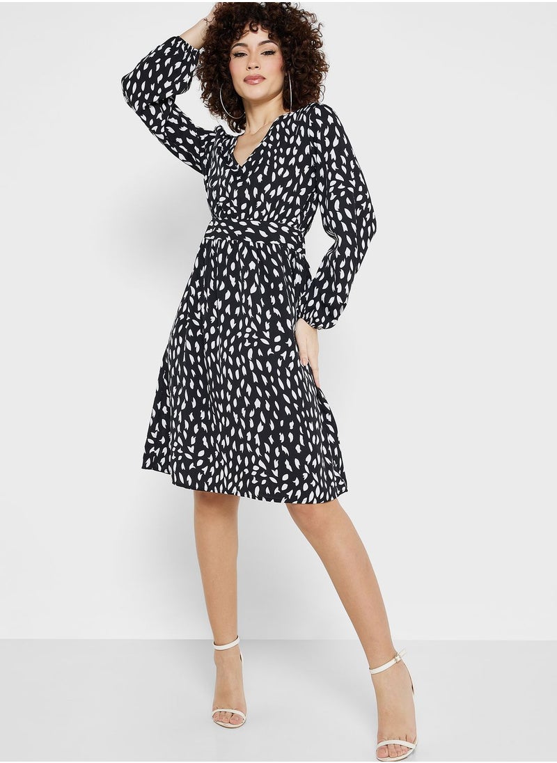 boohoo Printed V-Neck Shirred Waist Dress  - Image 4