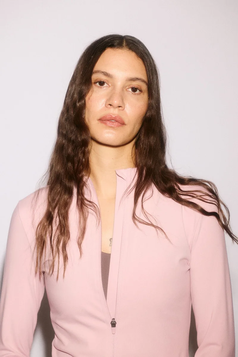 اتش اند ام جاكيت رياضي بسحّاب من نسيج سوفت موف