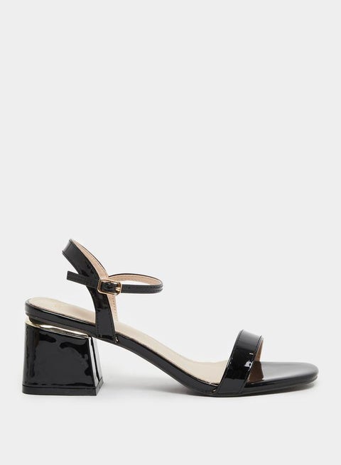 صنادل بكعب عريض بحزام للكاحل