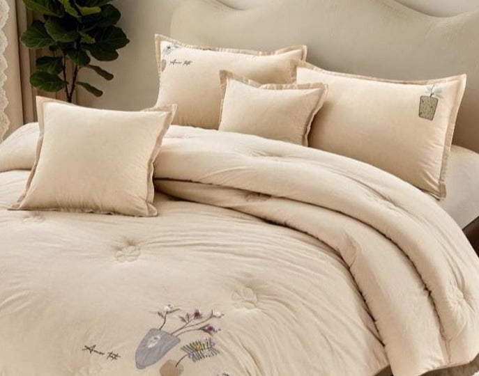 Double bed duvet set, 100% cotton, hotel-style design, decorated with embossed decorative patterns that add a touch of beauty and luxury.
