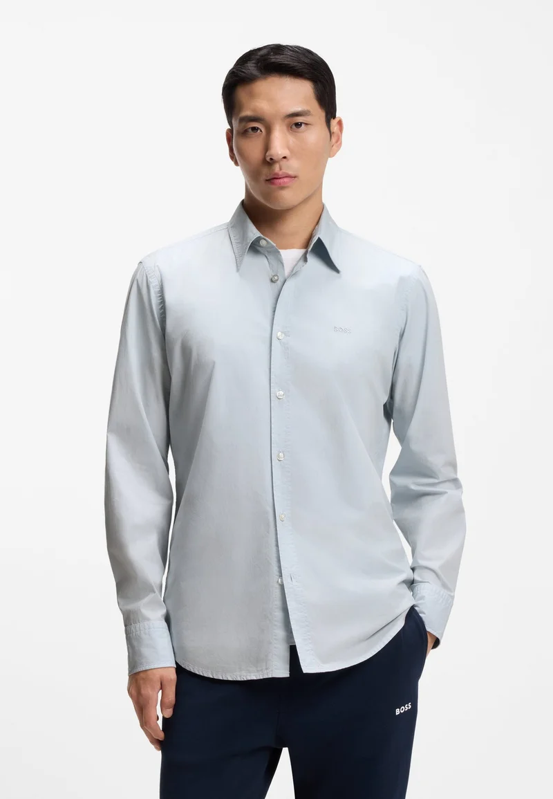 بوس قميص بقصة عادية من قطن البوبلين