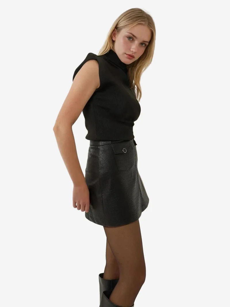 هيكاب تنورة جلدية بنقشة تمساح صغيرة مع تفاصيل جيب