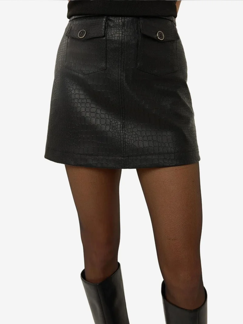 زوبعة تنورة جلدية بنقشة تمساح صغيرة مع تفاصيل جيب