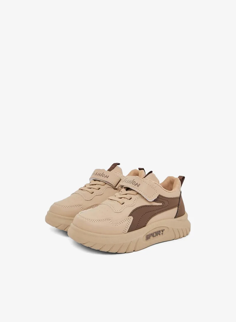 ستايلي حذاء رياضي بني بشريط لاصق للأطفال