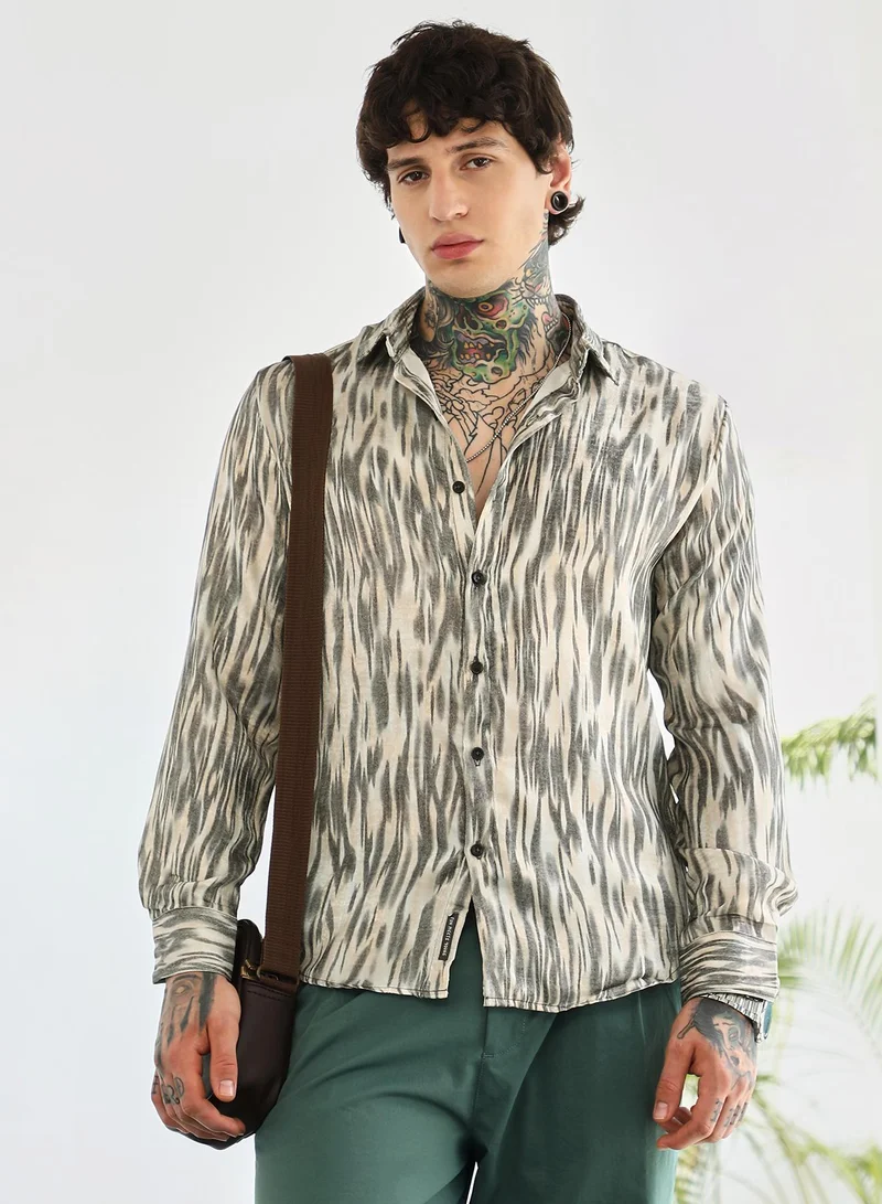 Campus Sutra Campus Sutra Men's Charcoal Grey & Off-White Contrast-Abstract Imprint Shirt | Spread Collar , Long Cuffed Sleeves , Button Closure , Curved Hem | Abstract Print Plain | Shirt For Casual Wear