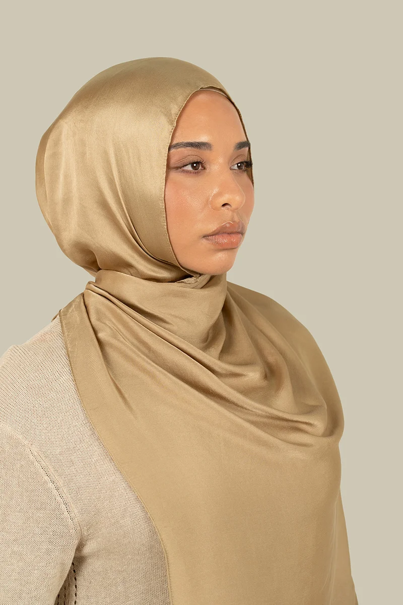 سيلكروز حجاب حرير ساتان ذهبي