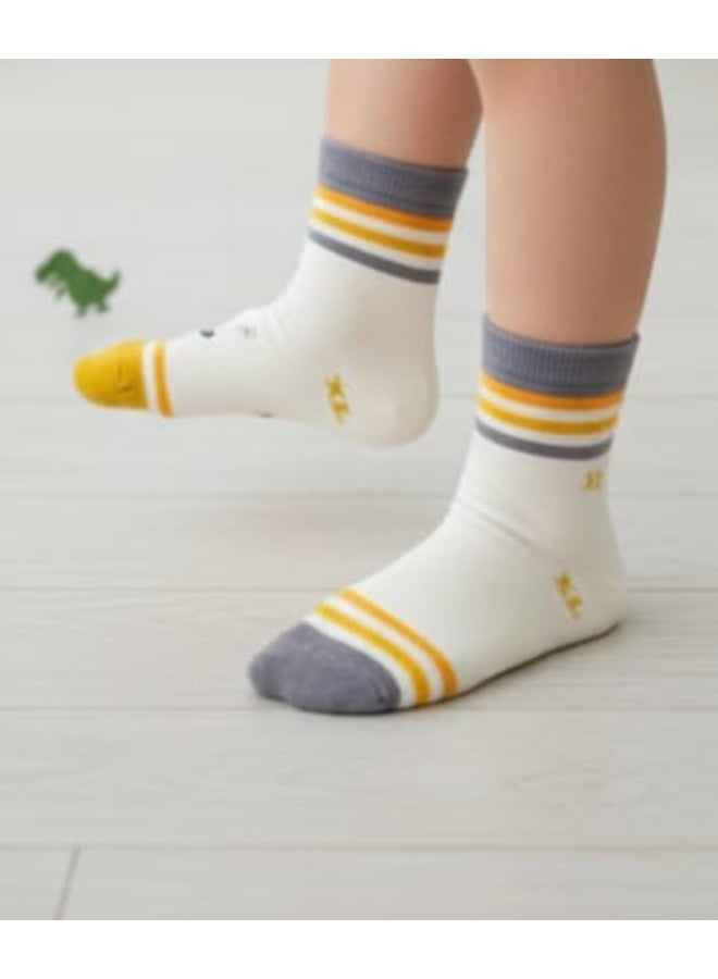 3 جوارب أطفال قطنية برسومات ديناصورات لطيفة، جوارب مريحة وناعمة للأطفال بثلاث  أزواج، تصميم مرح مناسب للأولاد والبنات، جوارب قطنية يومية مضادة للتعرق للمدرسة واللعب، جودة عالية وثبات ممتاز - Image 3