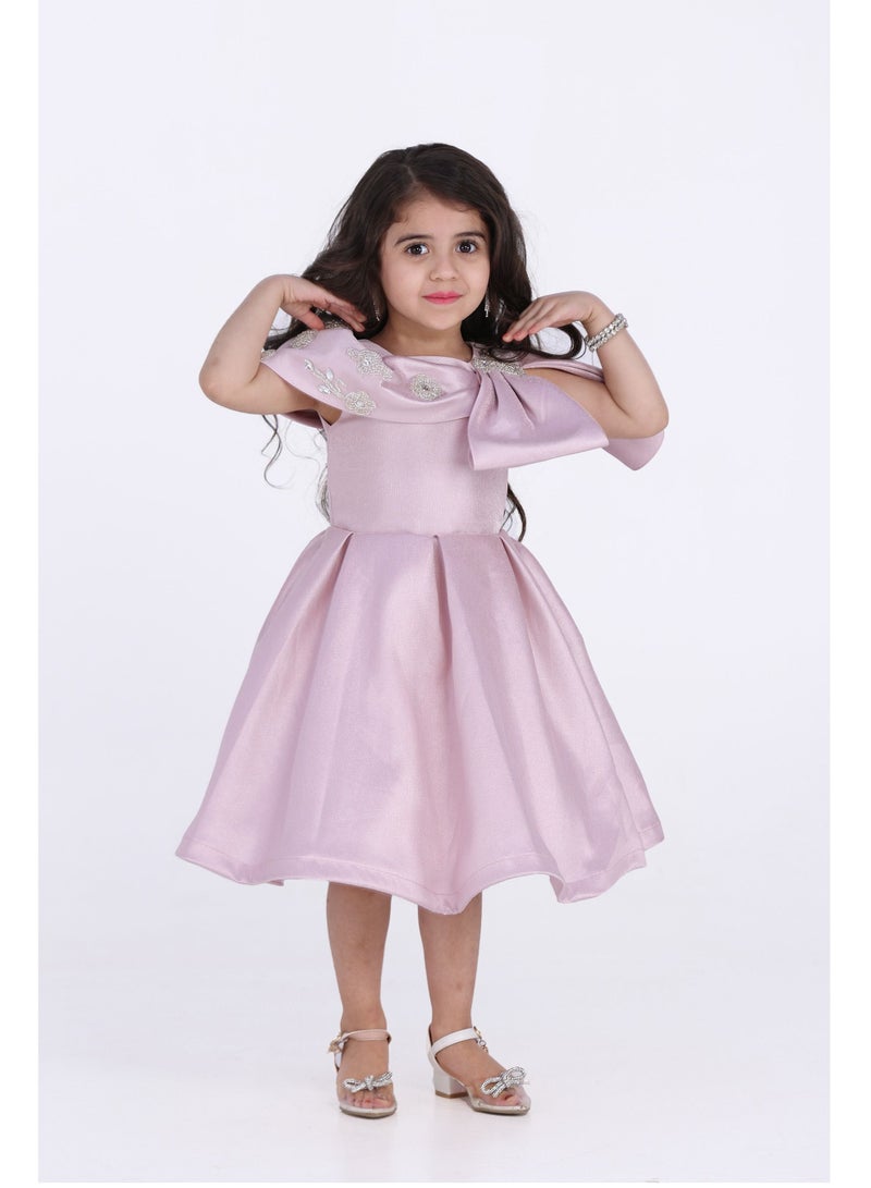 مودرن ديزاين فستان بناتي سهرة نحنُ نقدم أرقى وأفخم فساتين الزفاف التي صنعت خصيصاً للمصمم الحديث على ايادي اكبر الخبراء حيث  خامة هذا الفستان من اجواد الخامات الميكادوا ومن أجمل واحدث الموديلات لتناسب جميع الافراح - Image 3