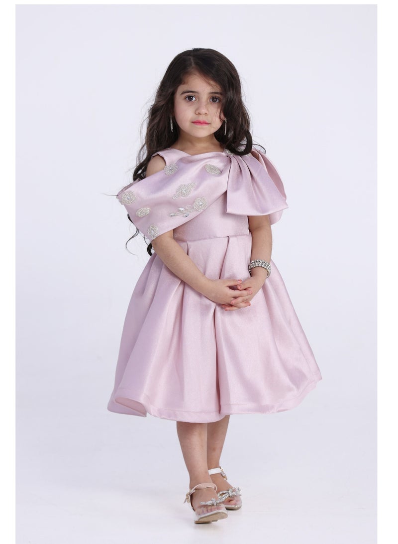 مودرن ديزاين فستان بناتي سهرة نحنُ نقدم أرقى وأفخم فساتين الزفاف التي صنعت خصيصاً للمصمم الحديث على ايادي اكبر الخبراء حيث  خامة هذا الفستان من اجواد الخامات الميكادوا ومن أجمل واحدث الموديلات لتناسب جميع الافراح - Image 2