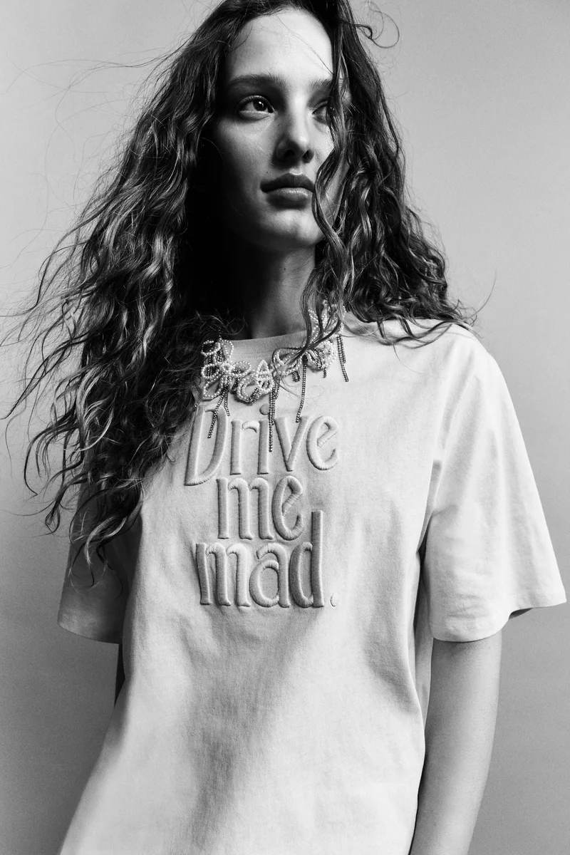 اتش اند ام تي-شيرت مع تفاصيل مطرزة