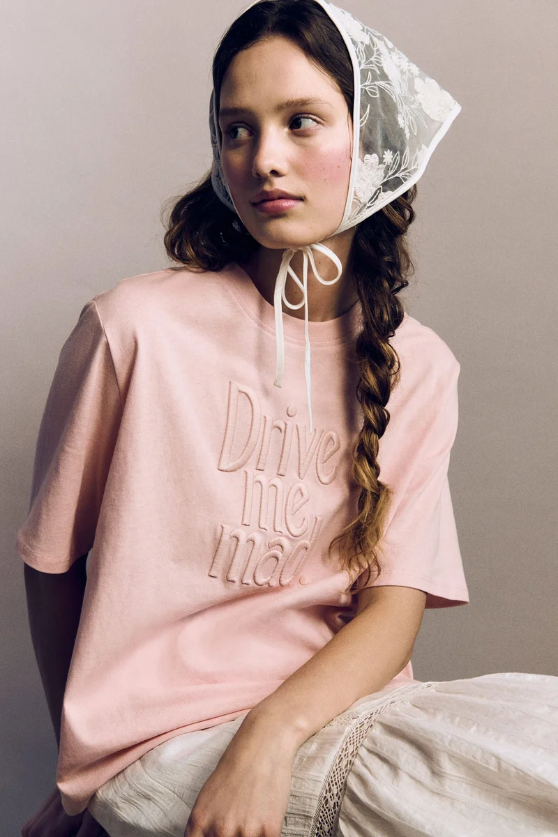 اتش اند ام تي-شيرت مع تفاصيل مطرزة