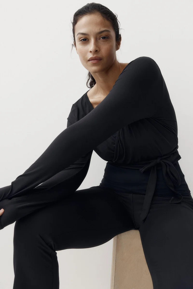 اتش اند ام بلوزة ملفوفة من قماش جيرسي ناعم