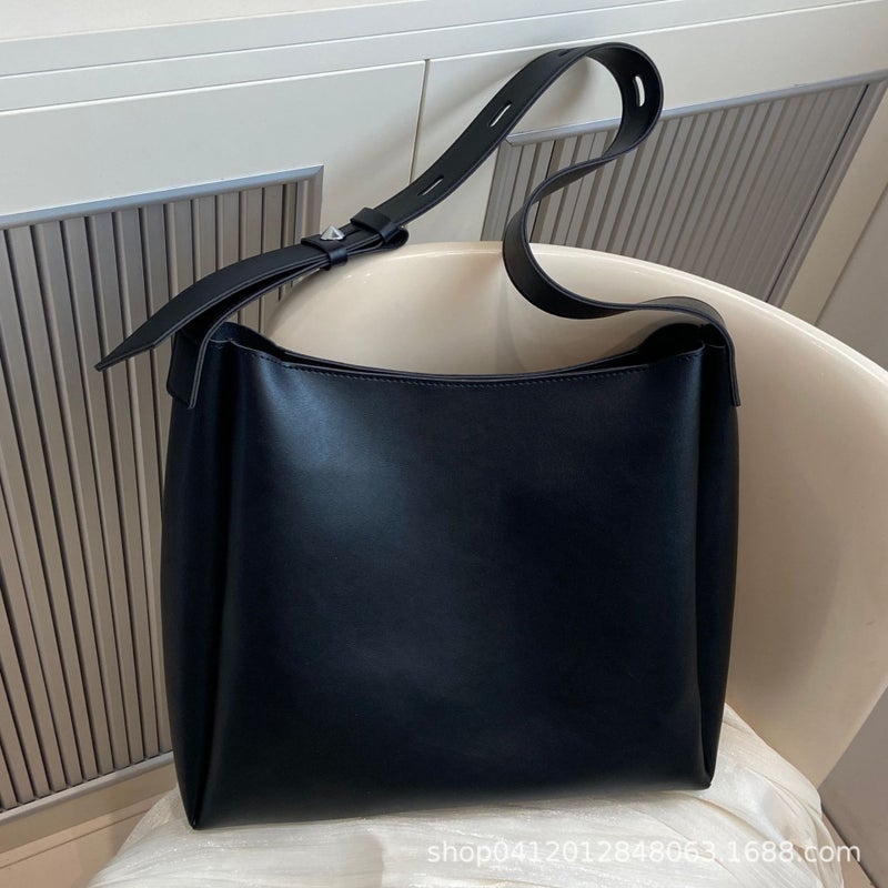 Korean Fashion Commuter Large Capacity Bag 2024 Winter New Atmospheric Personalized Trendy Shoulder Bucket Bag - Image 5