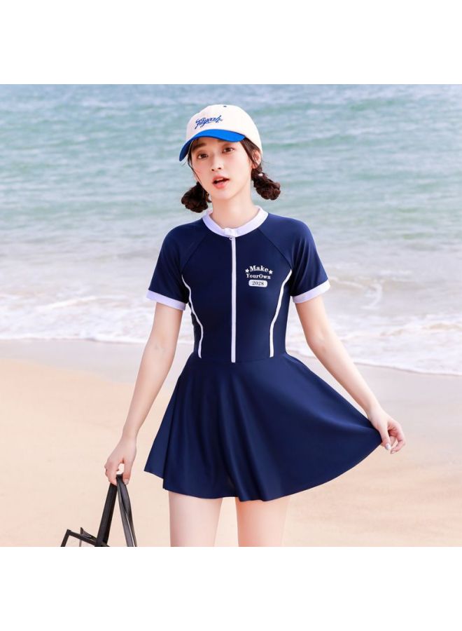 إسكدنيا بدلة سباحة للأطفال البنات قطعة واحدة تنورة كبيرة للأطفال البنات نصف كم للحماية من الشمس بدلة سباحة للفتيات ربيع حار للشاطئ - اللون: 8258 أزرق داكن - - Image 2