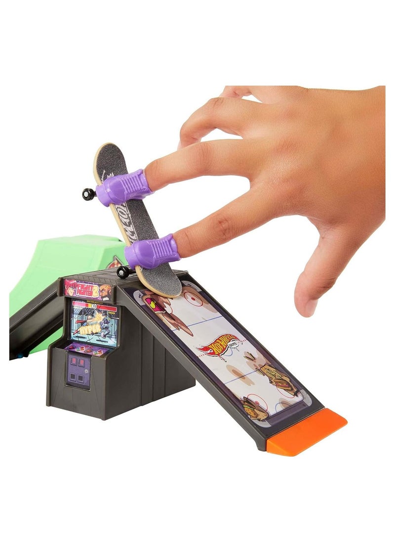 Hot Wheels Skate Arcade Skatepark Playset with Tony Hawk Fingerboard and Pair of Removable Skate Shoes