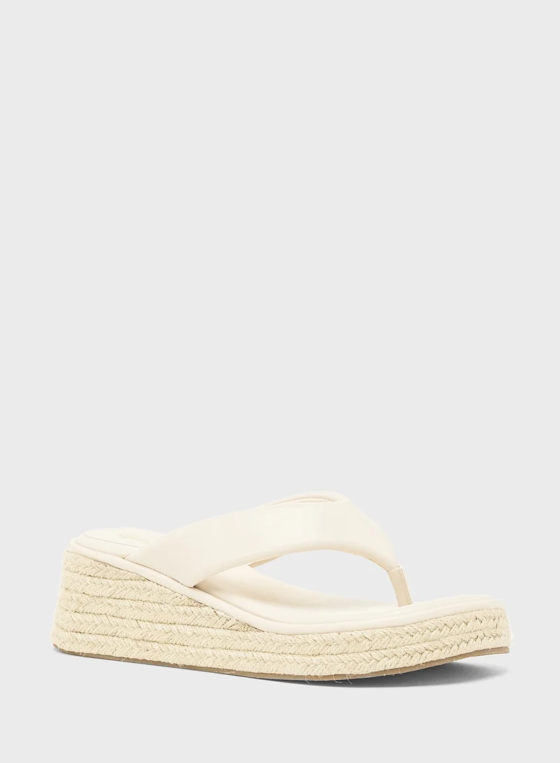 جينجر Mid Wedge Thong Sandal