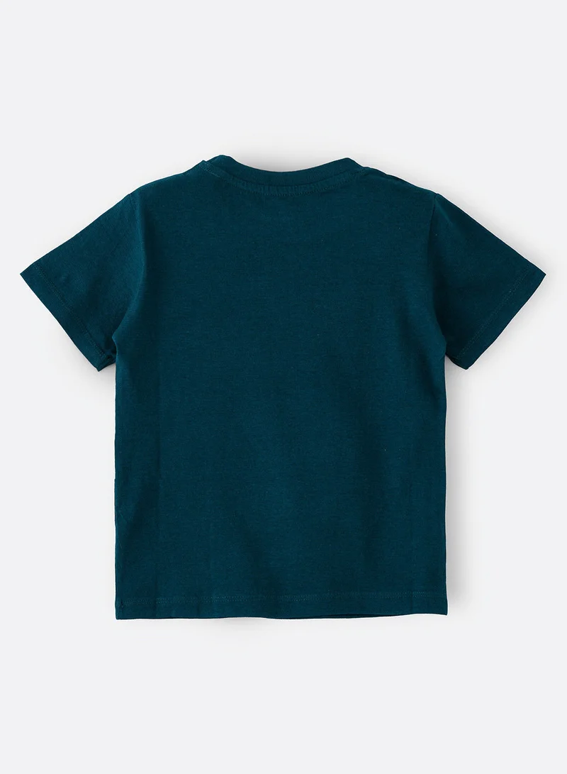 جام تيشيرت أساسي بياقة دائرية وطبعة