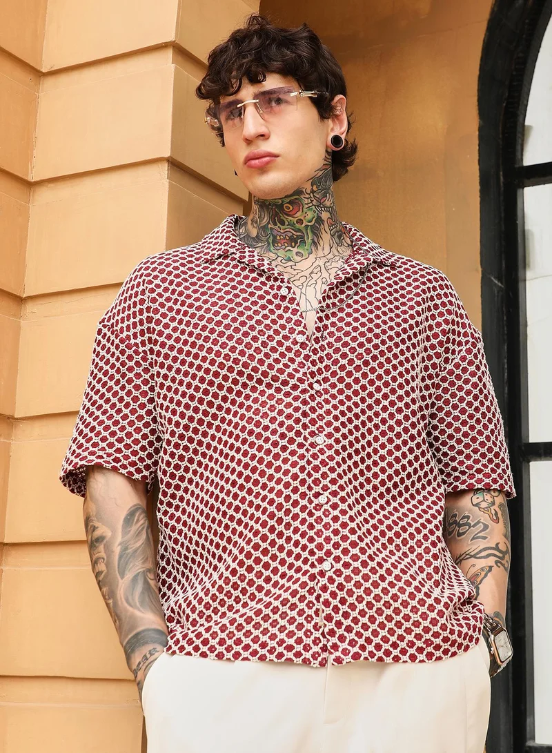 كامبوس سوترا قميص رجالي كبير الحجم بنقش هندسي كروشيه أحمر قرمزي