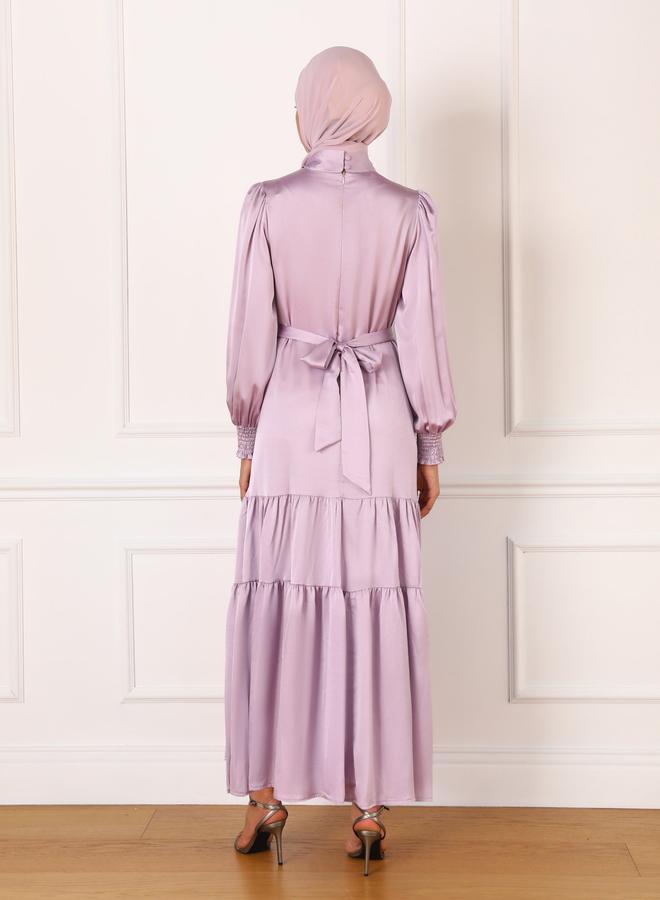 رفقة من مودانيسا فستان ماكسي من رفقة بياقة ساتان ليلكي و طبقات - Image 5