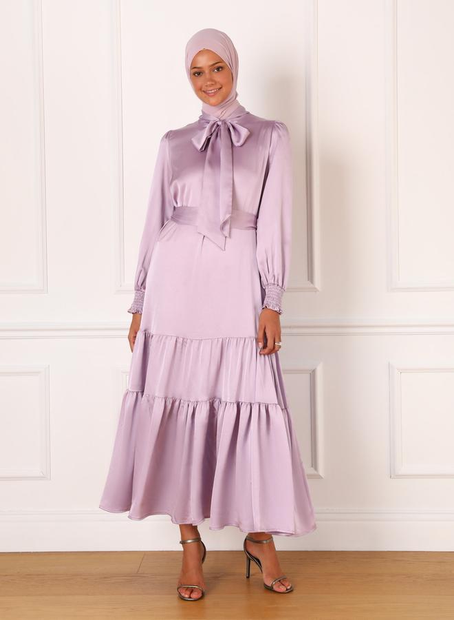 رفقة من مودانيسا فستان ماكسي من رفقة بياقة ساتان ليلكي و طبقات - Image 1