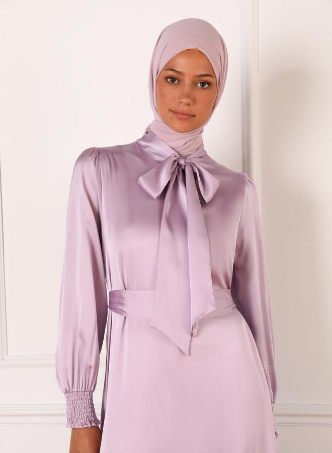 رفقة من مودانيسا فستان ماكسي من رفقة بياقة ساتان ليلكي و طبقات - Image 3