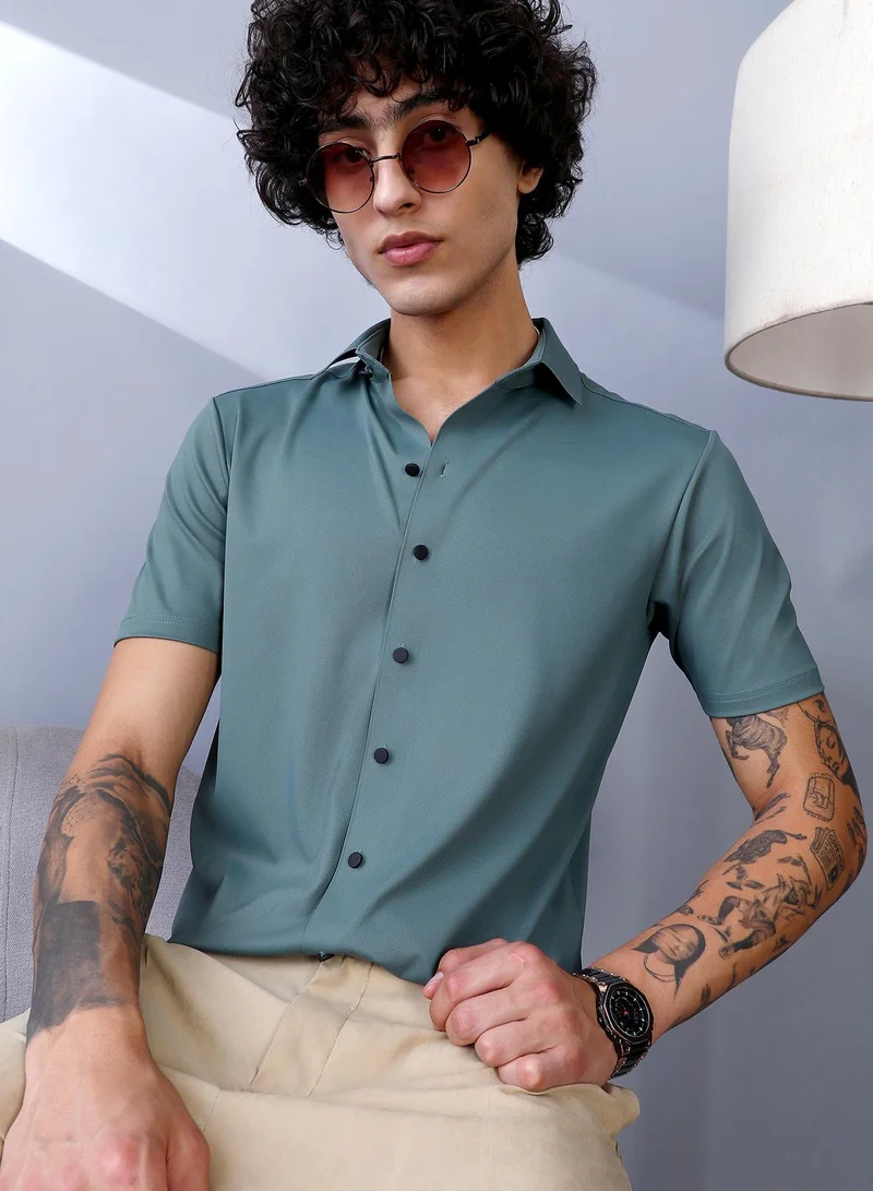 Campus Sutra Campus Sutra Men's Sea Green Seamless Solid Shirt For Casual Wear | Spread Collar | Short Regular Sleeves | Button Closure | Shirt Crafted With Comfort Fit For Everyday Wear