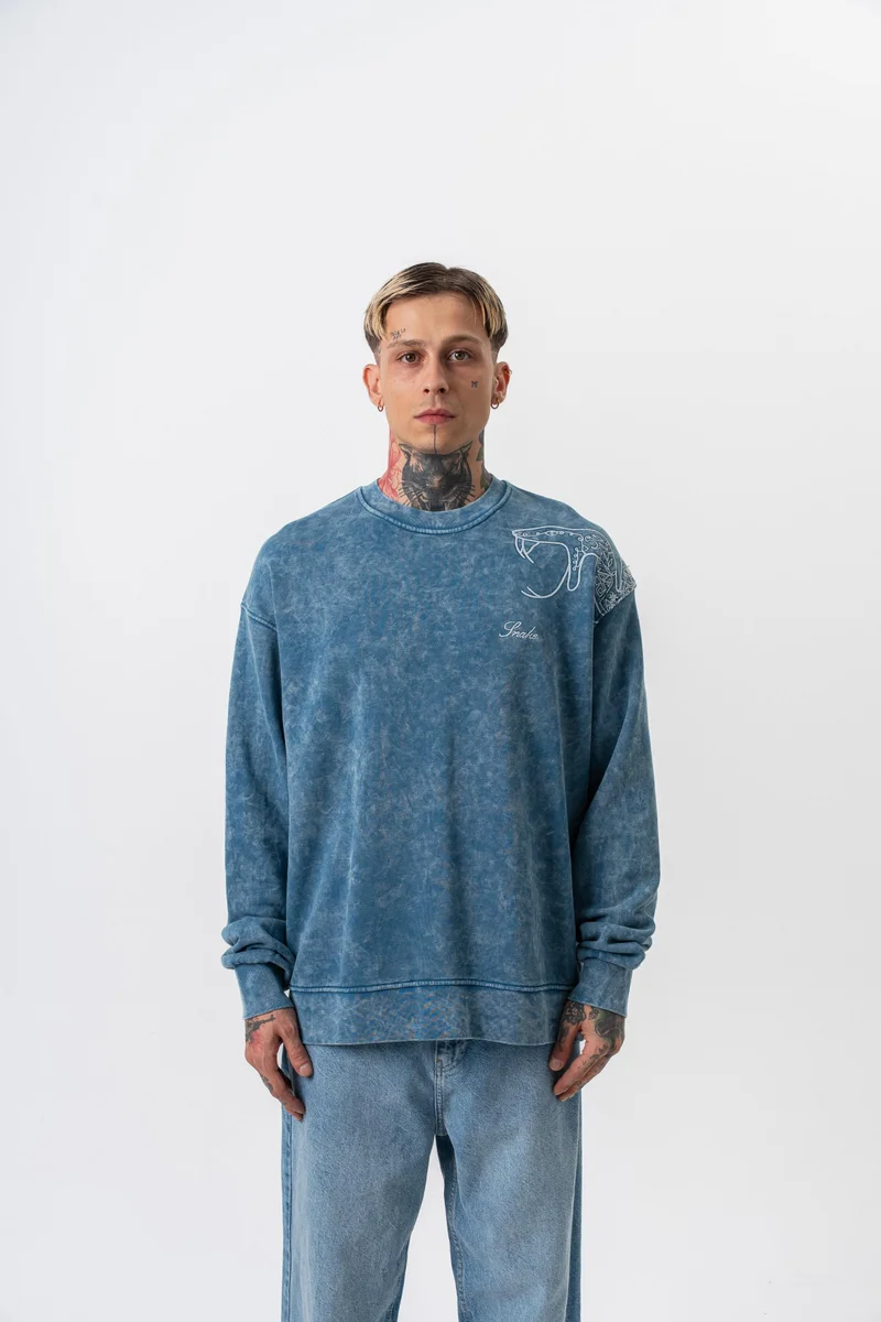 ريسباير سويت شيرت رجالي واسع (Oversize) بياقة دائرية مغسول ومطرز بأفعى (Snake) لون بترولي