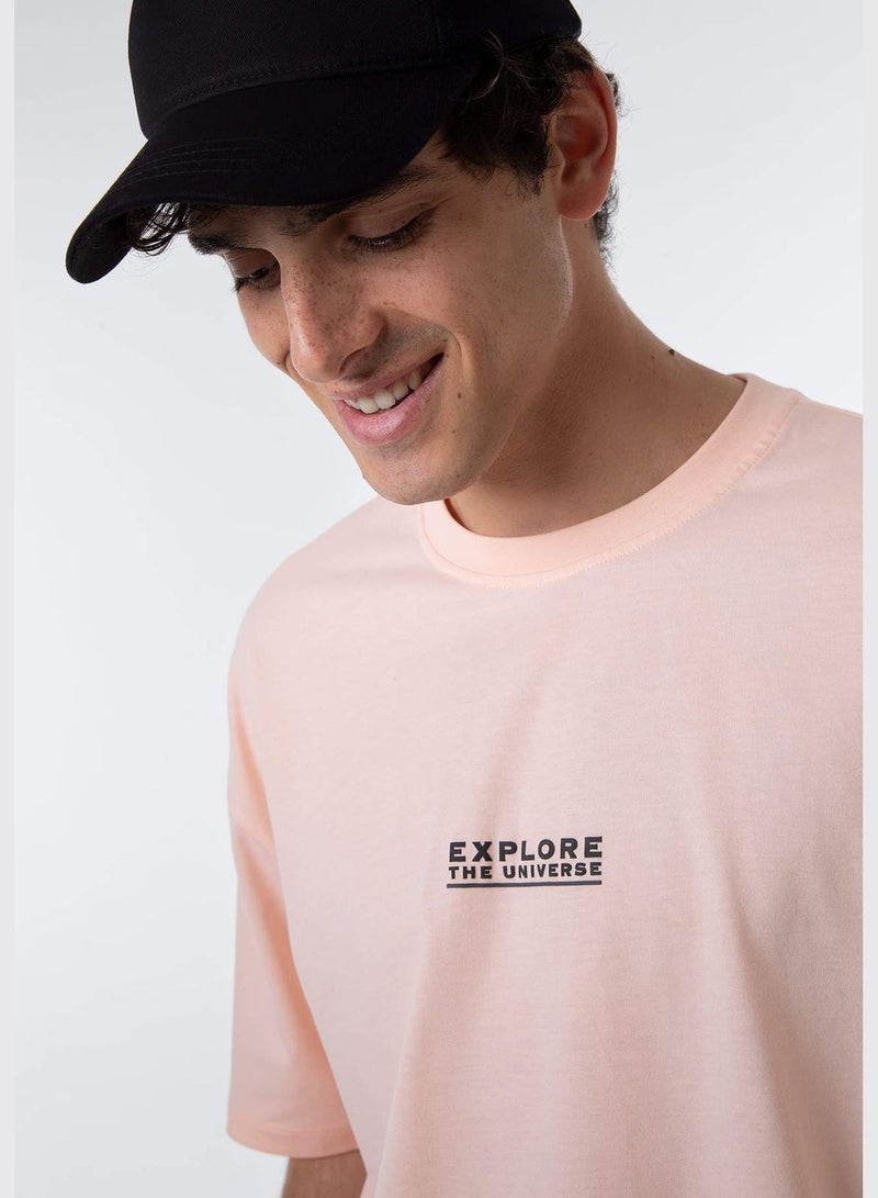 ديفاكتو تيشيرت فضفاض بأكمام قصيرة وطبعة شعار بسيط - Image 2