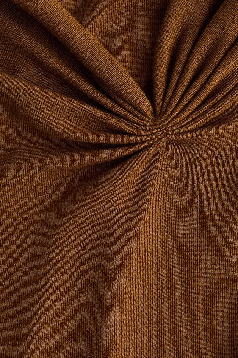 اتش اند ام بلوزة من مزيج الفيسكوز بتصميم منسدل