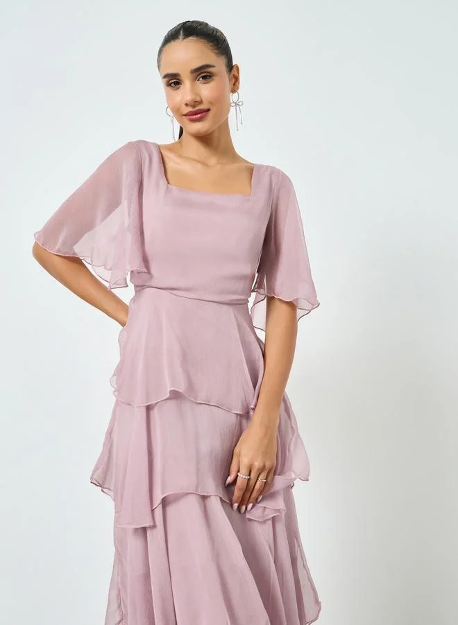 ستايلي فستان طويل بتفاصيل طبقات مع أكمام قصيرة