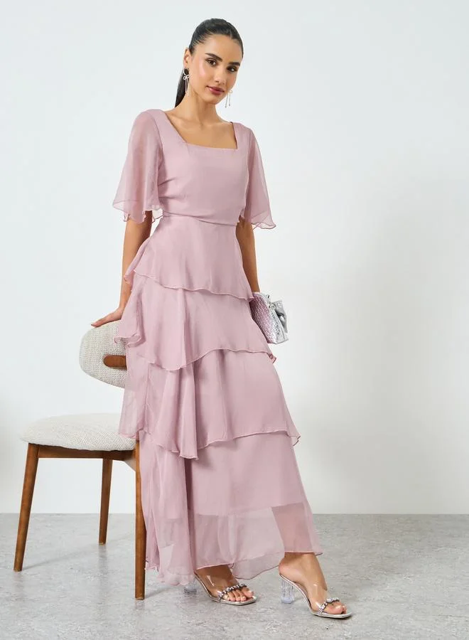 ستايلي فستان طويل بتفاصيل طبقات مع أكمام قصيرة