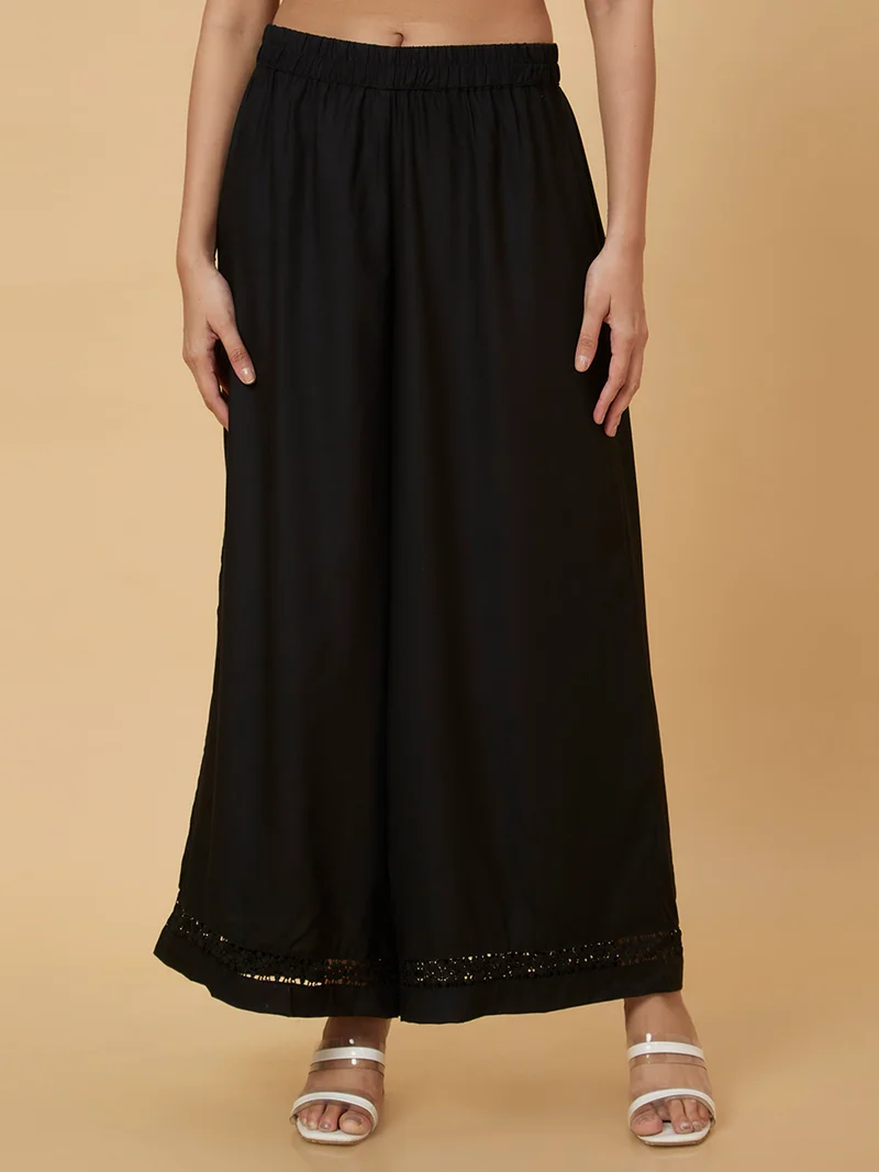 جلو باص جلوبس بالازو نسائي واسع بطبعة زهور ودانتيل