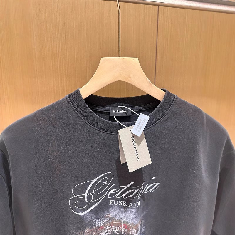 BROKEN MOON 25SS تيشيرت بقصة واسعة بطبعة منظر ليلي لإسبانيا وتأثير قديم - Image 3