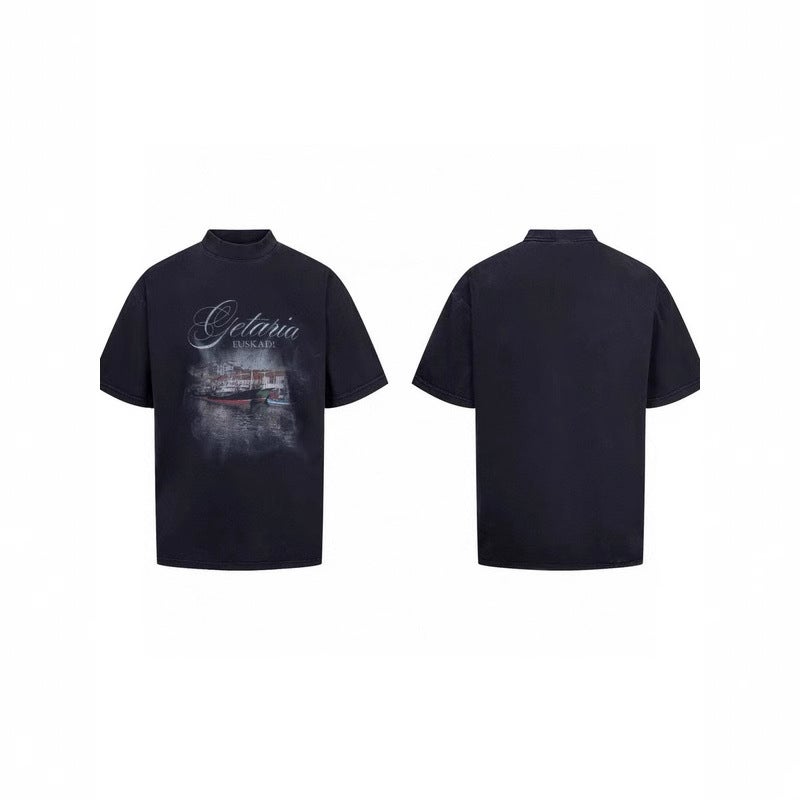 BROKEN MOON 25SS تيشيرت بقصة واسعة بطبعة منظر ليلي لإسبانيا وتأثير قديم - Image 1
