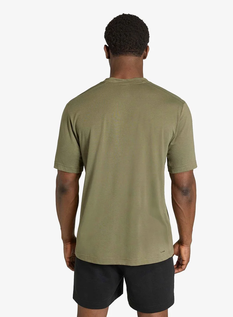 اديداس تيشيرت اساسي للتدريب بشعار