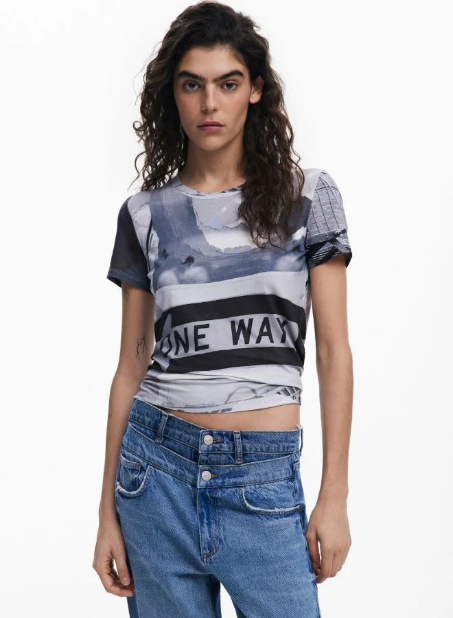 ديسيجوال تي شيرت بطبعة الإشارة