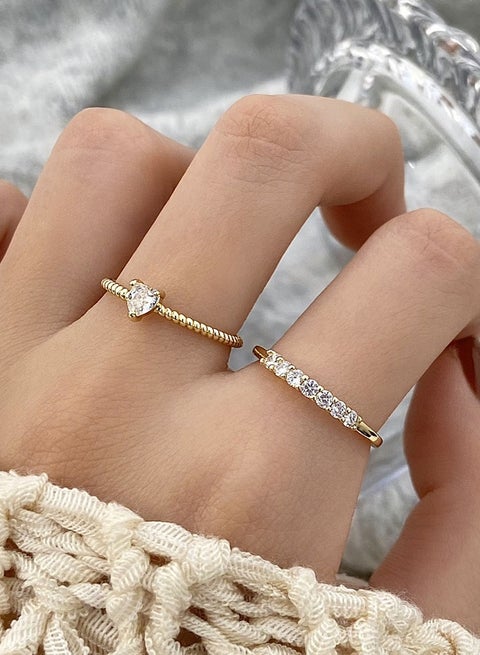 قطعتان من الخواتم الرقيقة المطلية بالذهب القابلة للتكديس للنساء - خواتم بسيطة غير قابلة للتشوه من نصف زركونيا مكعب