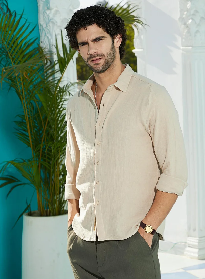كامبوس سوترا قميص رجالي أوف وايت بنسيج خفيف للملابس الكاجوال بياقة عريضة وأكمام طويلة بأزرار وفتحة قميص بقصة مريحة للاستخدام اليومي