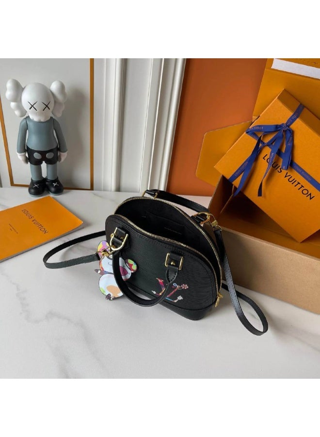 لويس فويتون حقيبة يد لويس فويتون ألما بي بي من جلد إيبي - سوداء اللون مع تعليقة متعددة الألوان لشعار LV ودب - Image 3