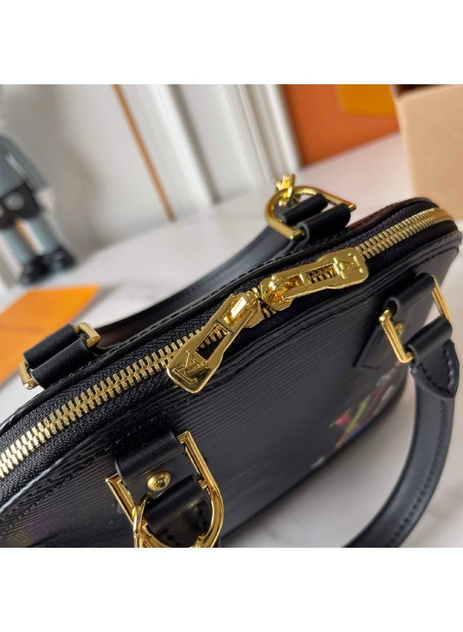 لويس فويتون حقيبة يد لويس فويتون ألما بي بي من جلد إيبي - سوداء اللون مع تعليقة متعددة الألوان لشعار LV ودب - Image 4