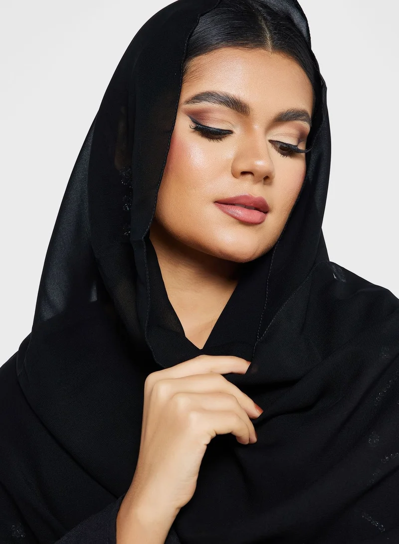 خزانة عباية مزينة بالخرز